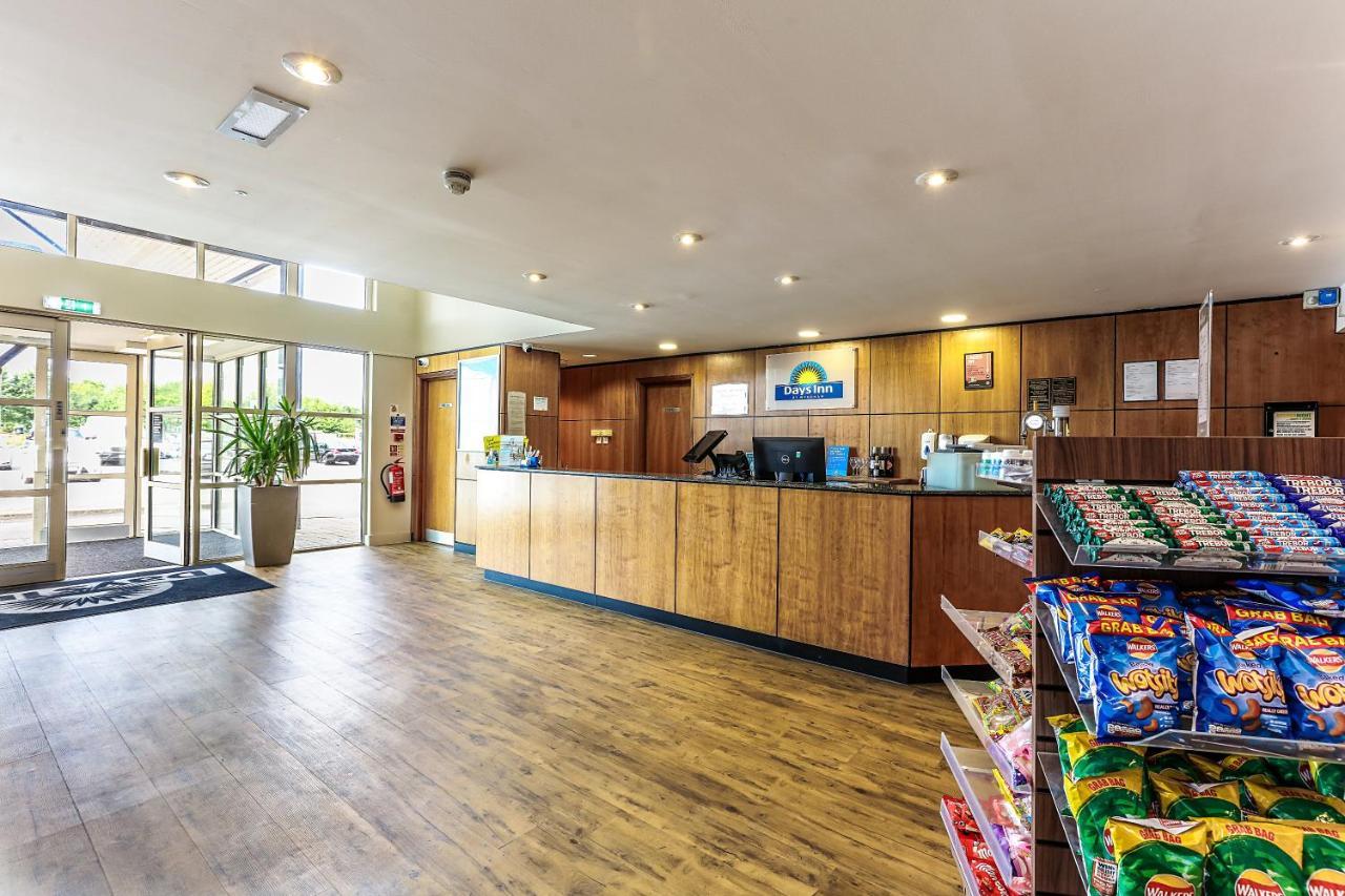 Days Inn Peterborough Extérieur photo